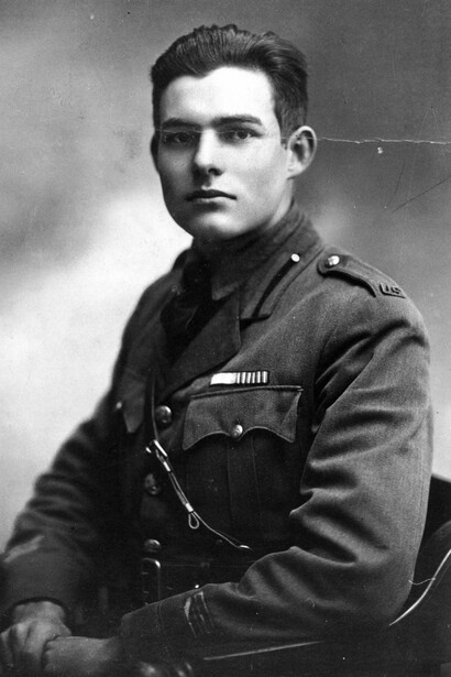 Hemingway como teniente segundo (A.R.C.), a finales de 1918; nótense las cintas de las medallas en su pecho y las dos franjas de rango sobre los puños