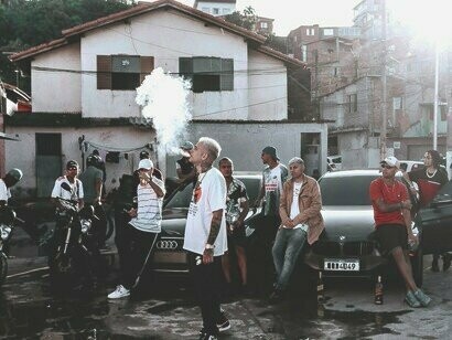 Jovens periféricos. Na composição, é possível identificar o uso de metáforas que associam a vida, a sexualidade e identidade da juventude periférica à participação da Seleção na Copa