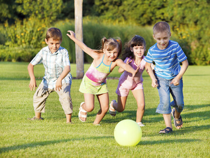 Niños jugando con una pelota