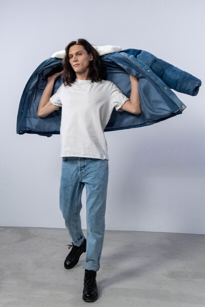 Modelo usa calça jeans e camiseta branca, uma combinação clássica dos anos 1990