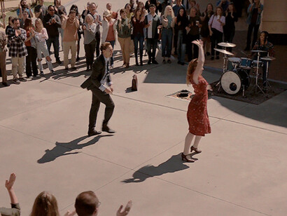 Una de las escenas más memorables muestra a Chuck abandonándose al ritmo de la música en un baile espontáneo que contagia alegría a todos los presentes