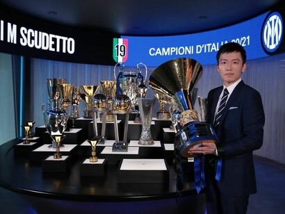 Zhang e la coppa scudetto dell'Inter. Analisi delle difficoltà finanziarie dell'Inter sotto la presidenza di Steven Zhang e il ruolo cruciale di Suning nella gestione della squadra