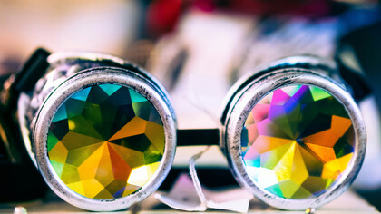 Occhiali con lenti prismatiche colorate. Scopri l'importanza dei filtri nella percezione della realtà: come cambiano il nostro umore e la nostra visione del mondo