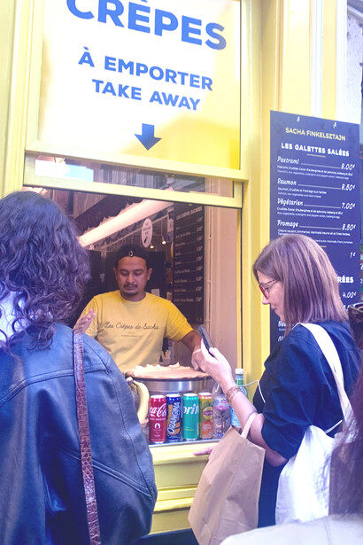 Ordenando comida en un local de Sacha Finkelsztajn -o la Boutique Jaune París, Francia