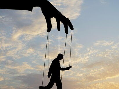A guerra psicológica também pode envolver táticas mais sutis, como enquadrar as questões de uma forma que beneficie um lado do debate político. Por exemplo, os políticos podem usar uma linguagem emocionalmente carregada para descrever suas políticas ou as de seus oponentes, com o objetivo de evocar fortes reações do público