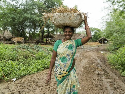 “Todavía hay más de 50 países en todo el mundo que implementan leyes discriminatorias contra las personas afectadas por la lepra”. Alice Cruz, Relatora Especial de Naciones Unidas. Gentileza de Fundación Fontilles, foto de Jordi Pia. Mujer en un poblado rural, distrito de Vizianagaram, Andhra Pradesh, India
