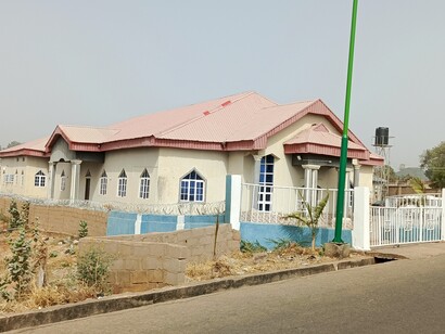 La violencia dirigida hacia la comunidad cristiana ha aumentado en diversas formas, desde ataques terroristas hasta asesinatos selectivos y desplazamientos forzados. Iglesia Cristiana del Redentor, GRA Gombe, Nigeria