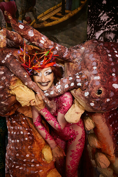 Monster Chetwynd, Seide und Bier (Löhne für Hausarbeit), 2024. Mit freundlicher Genehmigung des Lower Belvedere
