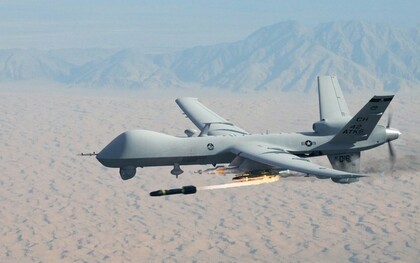 A imagem mostra o General Atomics MQ-9 Reaper (também conhecido como Predator B), um veículo aéreo não tripulado (UAV) de combate desenvolvido para vigilância de longa duração e ataques de precisão que tornou-se um dos drones militares mais conhecidos da atualidade. Tecnologias como essa têm redefinido estratégias de combate e ampliado o protagonismo dos drones nos conflitos contemporâneos