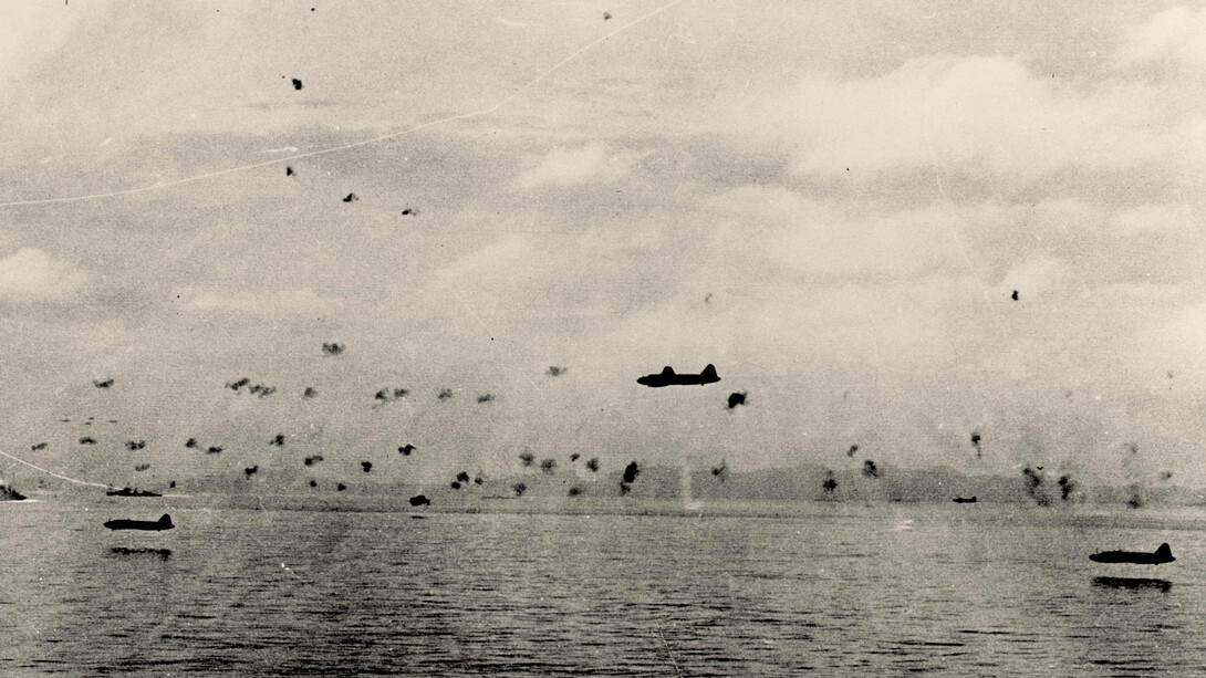 Los Mitsubishi G4M1 («Betty») vuelan bajo mientras reciben disparos antiaéreos durante un ataque de torpedos contra buques de la Armada estadounidense que maniobran entre Guadalcanal y Tulagi en la mañana del 8 de agosto de 1942