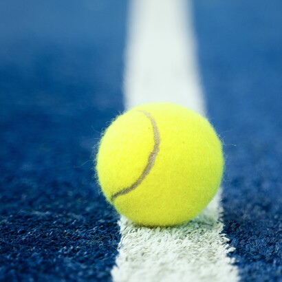 Le tennis peut être abordé en individuel ou en jeu d’équipe