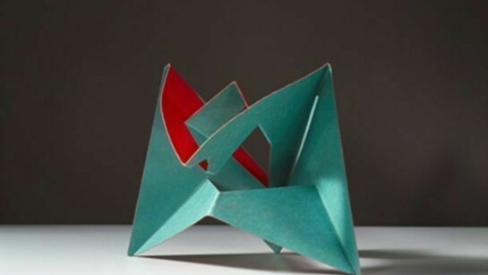 B.Munari, Scultura da viaggio, 1958, Edizione Isetan Tokyo cartoncino bicolore, cm 30x30. Courtesy Fondazione J.Vodoz e B.Danese. Foto Roberto Marossi