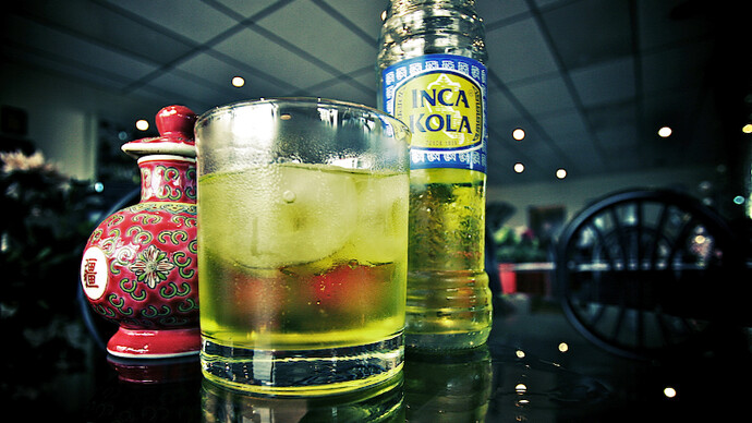 Inca Kola, o refrigerante típico do Peru. Por fim, relato a minha mini lista gastronômica que preciso consumir quando estou em Lima: Ceviche, Chupe de Langostinos, Causa, Tiraditos, Pisco Sour, Chicha Morada e Inca Kola. Este último tratasse de um refrigerante típico peruano com uma cor amarelada, com um gosto que lembra tuttifruti e deve ser consumido bem gelado, do contrário tem um gosto de remédio. Bom, não é uma unanimidade! É uma bebida que você ama ou odeia