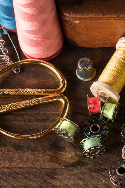 Itens de costura. A valorização da moda local e produção artesanal não apenas realça a autenticidade das peças