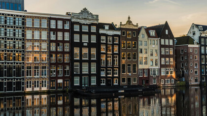 Tramonto con riflessi di luce che si riflettono nell'acqua, Amsterdam, Paesi Bassi