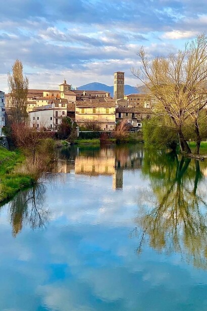 Circondata dai monti Reatini e attraversata dal fiume Velino, Rieti offre paesaggi naturali suggestivi e un’atmosfera tranquilla. Rieti, Italia