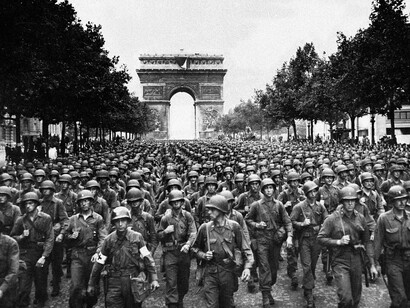 LAs tropas aliadas desfilando por los Campos Elíseos tras la liberación de París