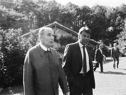 François Mitterrand y Felipe González: María Luisa ayudó a normalizar las relaciones entre ambos Gobiernos, siendo su trabajo en este ámbito reconocido con la Orden Nacional del Mérito francesa