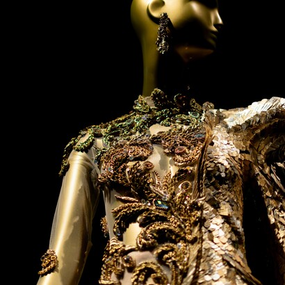 Ogni creazione di haute couture richiede ore di lavoro specializzato e l’impiego di materiali di altissima qualità