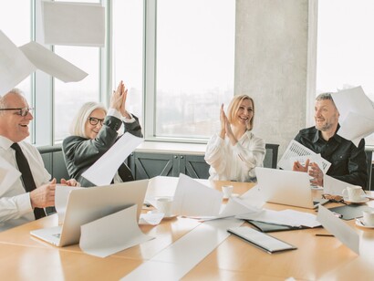 Colegas de trabalho jogando folhas de papel em celebração