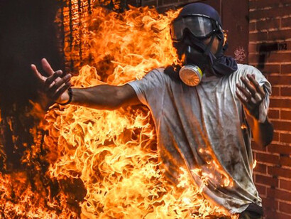 El hombre fue rociado con la gasolina que otro manifestante lanzó a una motocicleta de la Guardia Nacional