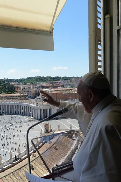 Il Papa benedice la piazza 