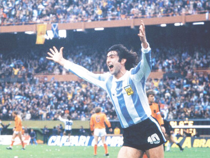 Mario Kempes festeggia uno dei suoi gol contro l'Olanda nella finale della Coppa del Mondo nel 1978