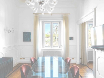 Due semi-arcate dividono lo spazio in due stanze simmetriche nell’home gallery di Andrea Festa