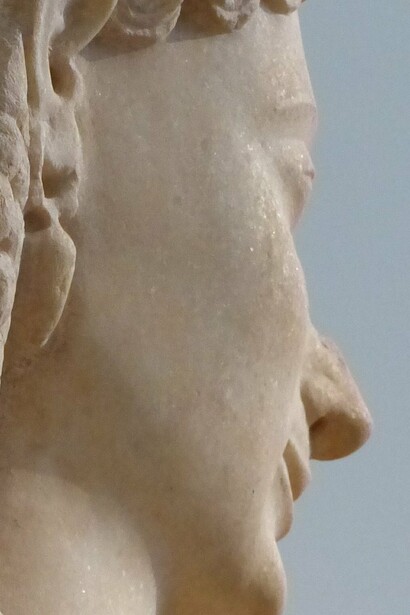 "Kore de Frasiclea", mármol, Aristión de Paros, 550-540 a.C.