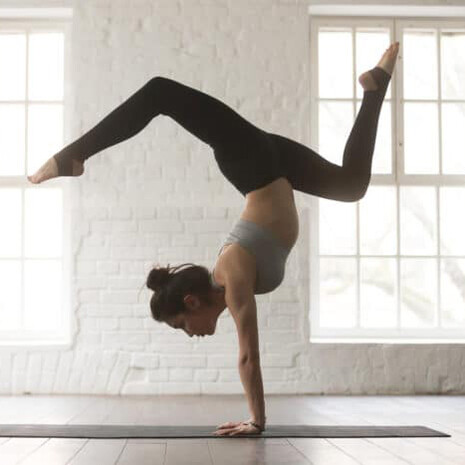L'Ashtanga Yoga si distingue per una serie di posizioni specifiche, collegate tra loro ed eseguite in sincronia con il respiro