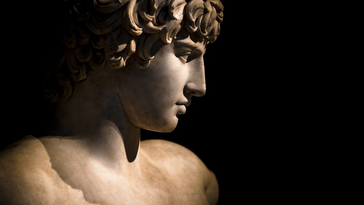 Busto greco, Apollo. Dio della bellezza, della musica e dell’arte, protettore delle Muse e arciere infallibile “che scaglia da lontano”, è una delle massime espressioni della religione greca classica