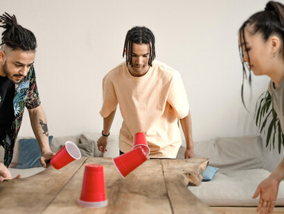 A transição da Geração Z para o mercado de trabalho tradicional apresenta desafios e oportunidades, exigindo adaptação e flexibilidade tanto dos jovens quanto das empresas