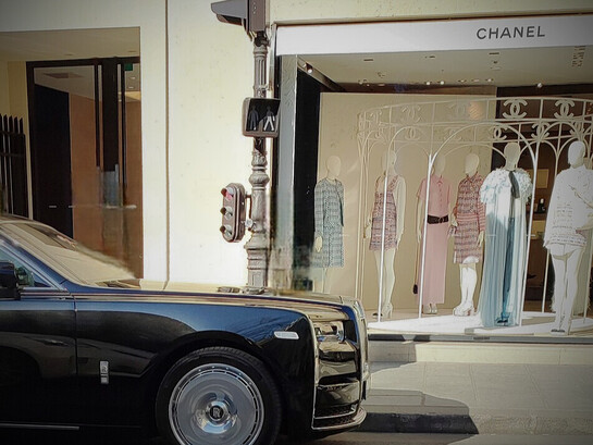 L’héritage de Coco Chanel se prolonge dans le paysage parisien, entre l’élégance intemporelle de ses boutiques et des lieux emblématiques comme le 19M, où la haute couture française continue de s’écrire