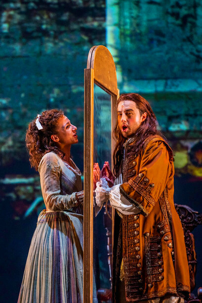 Cenerentola e Don Ramiro (il Principe ) che si baciano attraverso il vetro per difendere i cantanti dal Covid-19
