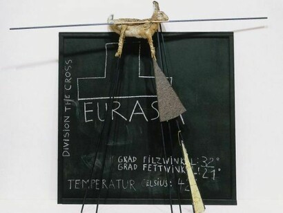Joseph Beuys, ‘Sinfonía eurasia siberiana 1963’, 1966. Pizarra con dibujo a tiza, rotulador, grasa, liebre y palos pintados, 183 x 230 x 50 cm. The Museum of Modern Art, Nueva York.