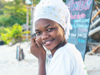 Mujer de los pueblos originarios de Tanzania, país ubicado en África Oriental, conocido por sus amplias zonas de fauna salvaje