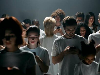 La solitude que l'on ressent à cause de la technologie est parfaitement capturée ici où, malgré le fait d'être entouré de dizaines de personnes, on se sent tout seul