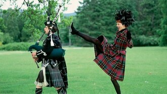 Linda Evangelista in Oscar de la Renta, photo by Arthur Elgort