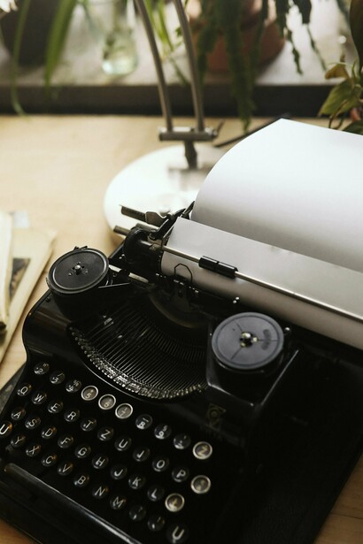 O autor é o sujeito empírico, ou seja, o indivíduo biológico com responsabilidades jurídicas e sociais cujo nome (ou pseudônimo) aparece na capa e/ou no frontispício da obra 