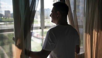 La ventana que daba al mar. En un instante que bien pudo ser el segundo de una mirada, saludó feliz a la mañana