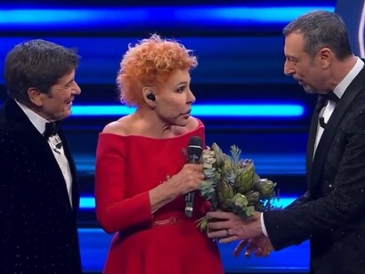 Ornella Vanoni affiancata da Amadeus e Gianni Morandi con un bouquet di carciofi, al Festival di Sanremo 2023