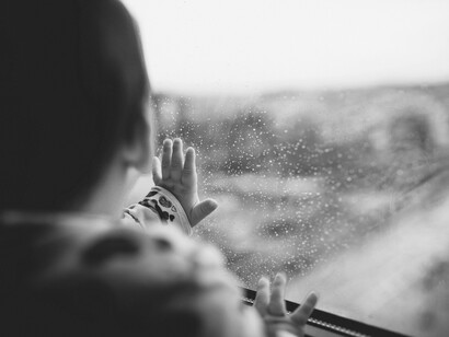 Cada vez que el viento golpea puertas o ventanas nos miramos esperanzados de horror. ¡Es él! ¡Es él! Pero no precisamos mirar para saber que afuera no hay nada humano, que algo siniestro lo ha reemplazado
