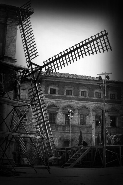 Il mulino, simbolo per eccellenza di Don Chisciotte, su Piazza Grande a Montepulciano trasformata in palcoscenico, 1976 © Giovanni Soccol