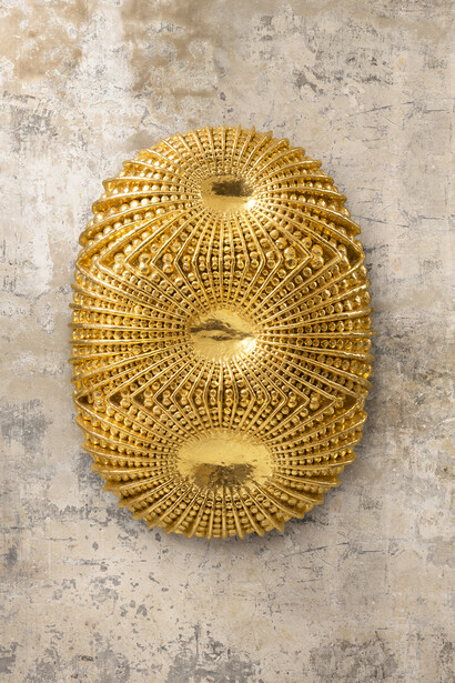 Johan Creten, "New York Glory – La Trinité" - 2015, Gold luster on glazed stoneware, aluminium structure, Approx.: 100 x 75 x 16 cm / 39 1/4 x 29 1/2 x 6 1/4 inches © Johan Creten / ADAGP, Paris & ARS, New York 2015, Courtesy Galerie Perrotin
