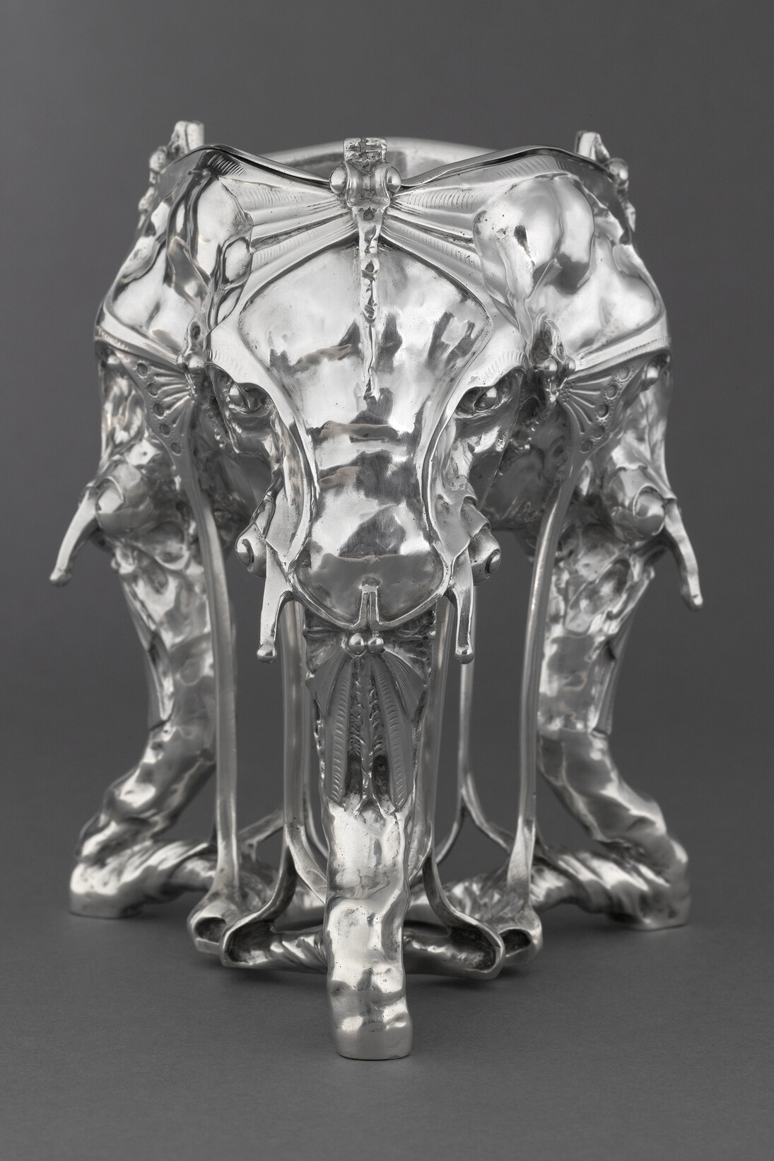 Carlo Bugatti et Adrien Hébrard (fondeur), Drageoir, 1907, Argent, 19 cm x 10 cm (diam.), Paris, Musée d’Orsay © Musée d’Orsay Dist. RMN-grand Palais / Patrice Schmidt