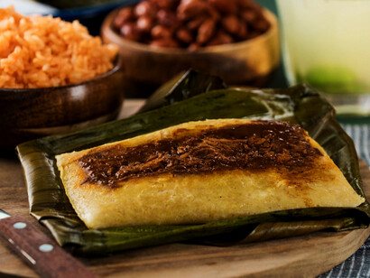 Tamal oaxaqueño relleno de pollo con mole, México