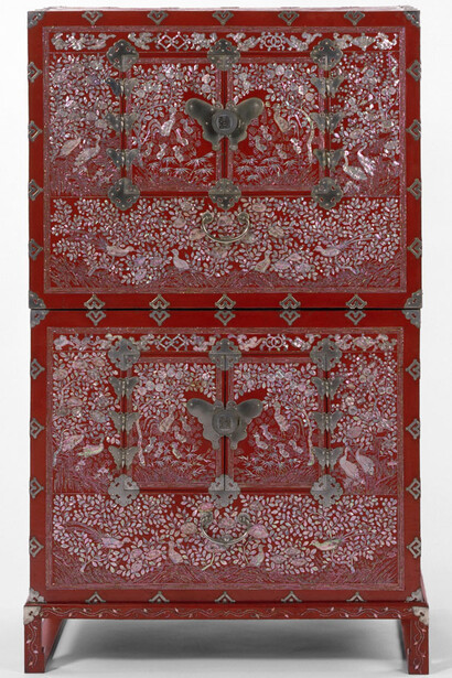Stacked clothes chest, 1890 – 1910, Korea. Museum no. W.47A, B-1912. © Victoria and Albert Museum, London
Korea, room 47g, level 1