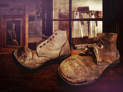 Sergio Pessolano, Scarpe da lavoro nel piccolo museo della città mineraria
abbandonata, Kolmanskop, Namibia