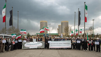 Diante da ameaça de novos ataques dos Estados Unidos e de Israel, civis organizam uma corrente humana em defesa de instalações nucleares iranianas. Entre sanções, bombardeios e disputas estratégicas, Ormuz volta ao centro das tensões globais