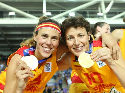 Amaya Valdemoro (izquierda) y Elisa Aguilar (derecha) se despiden de la selección española con la medalla de oro en el Eurobasket de Francia de 2013